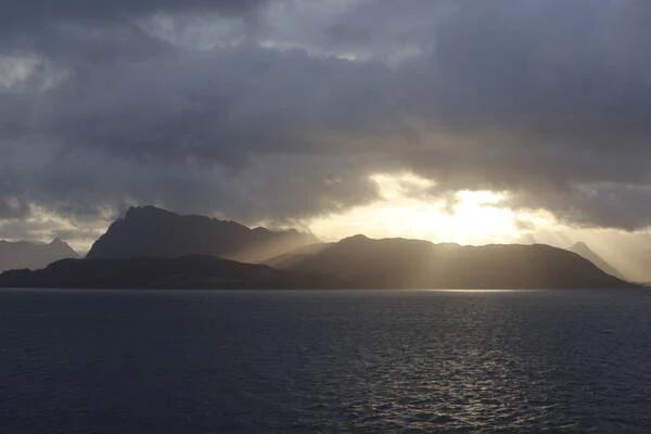 Bilde av soloppgang sett fra Rødøy i Nordland.