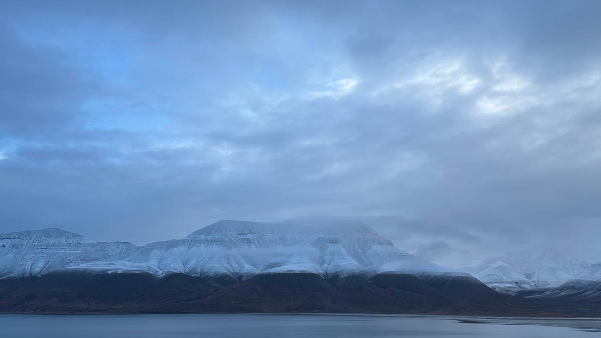 Fotografi av snødekt fjell tatt fra Longyearbyen